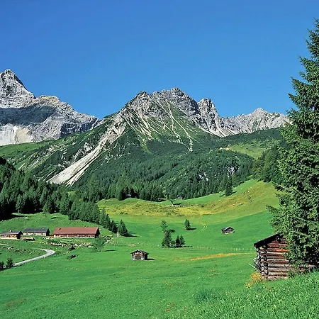 شقة Spacious With Garden In